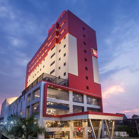 Ibis Pontianak City Center מראה חיצוני תמונה