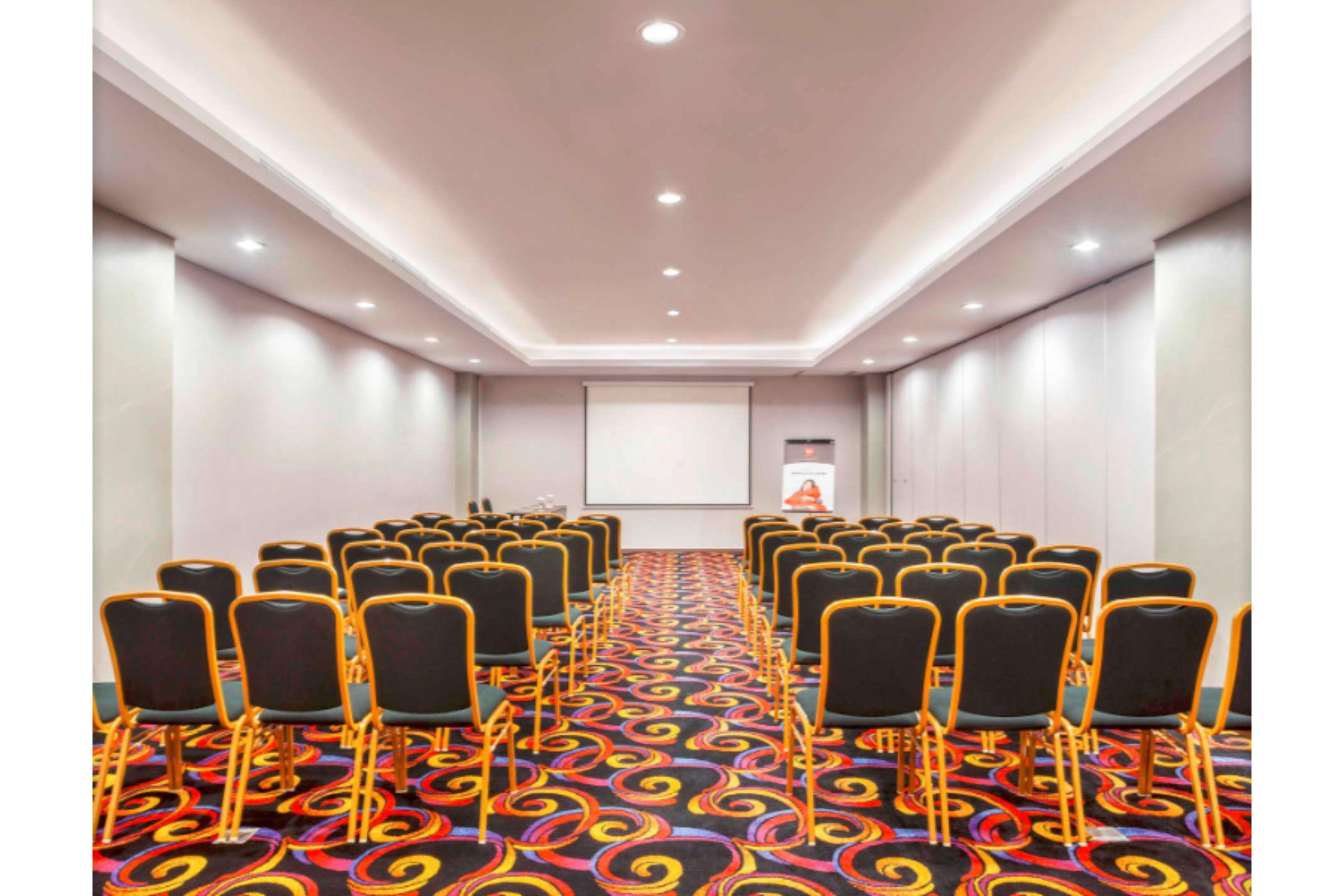 Ibis Pontianak City Center מראה חיצוני תמונה