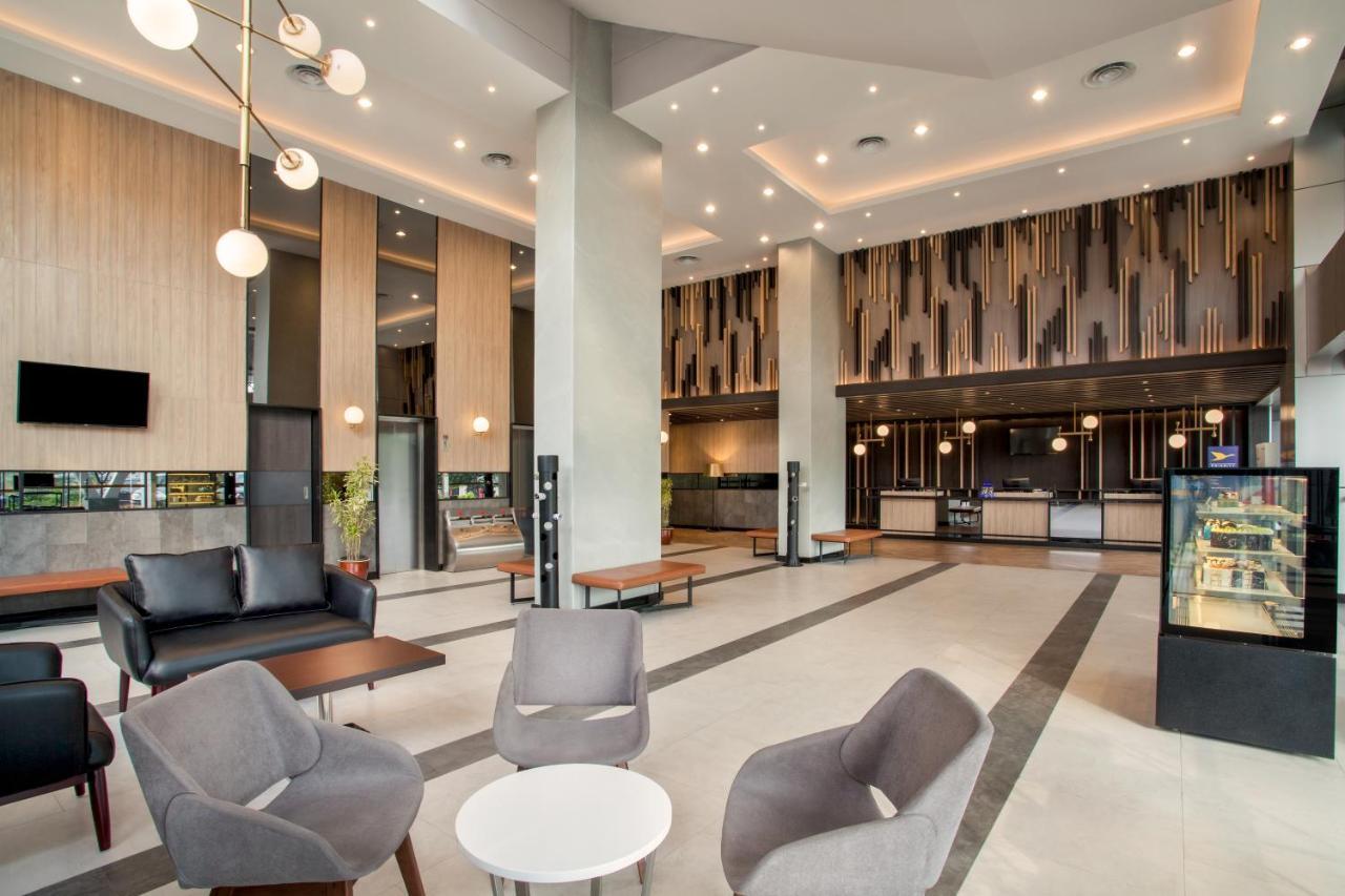 Ibis Pontianak City Center מראה חיצוני תמונה