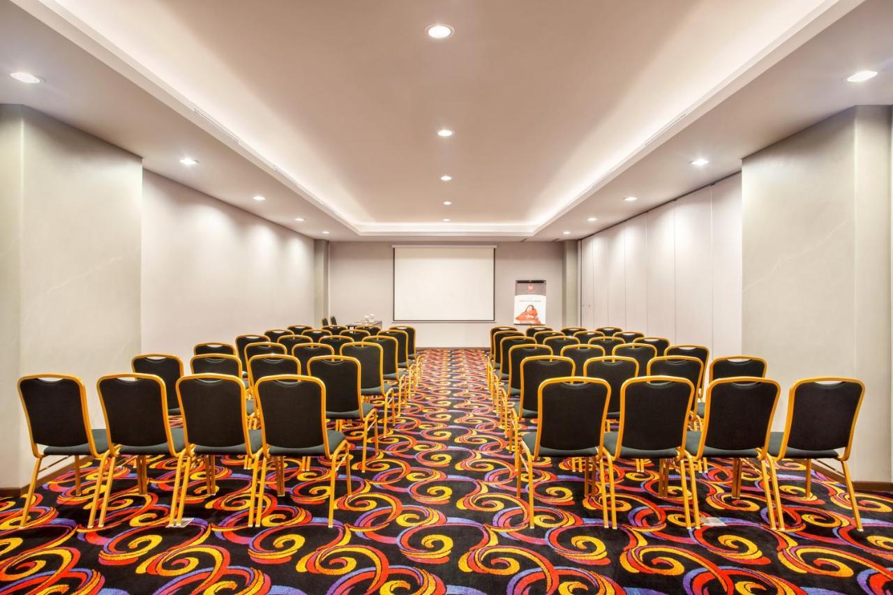 Ibis Pontianak City Center מראה חיצוני תמונה