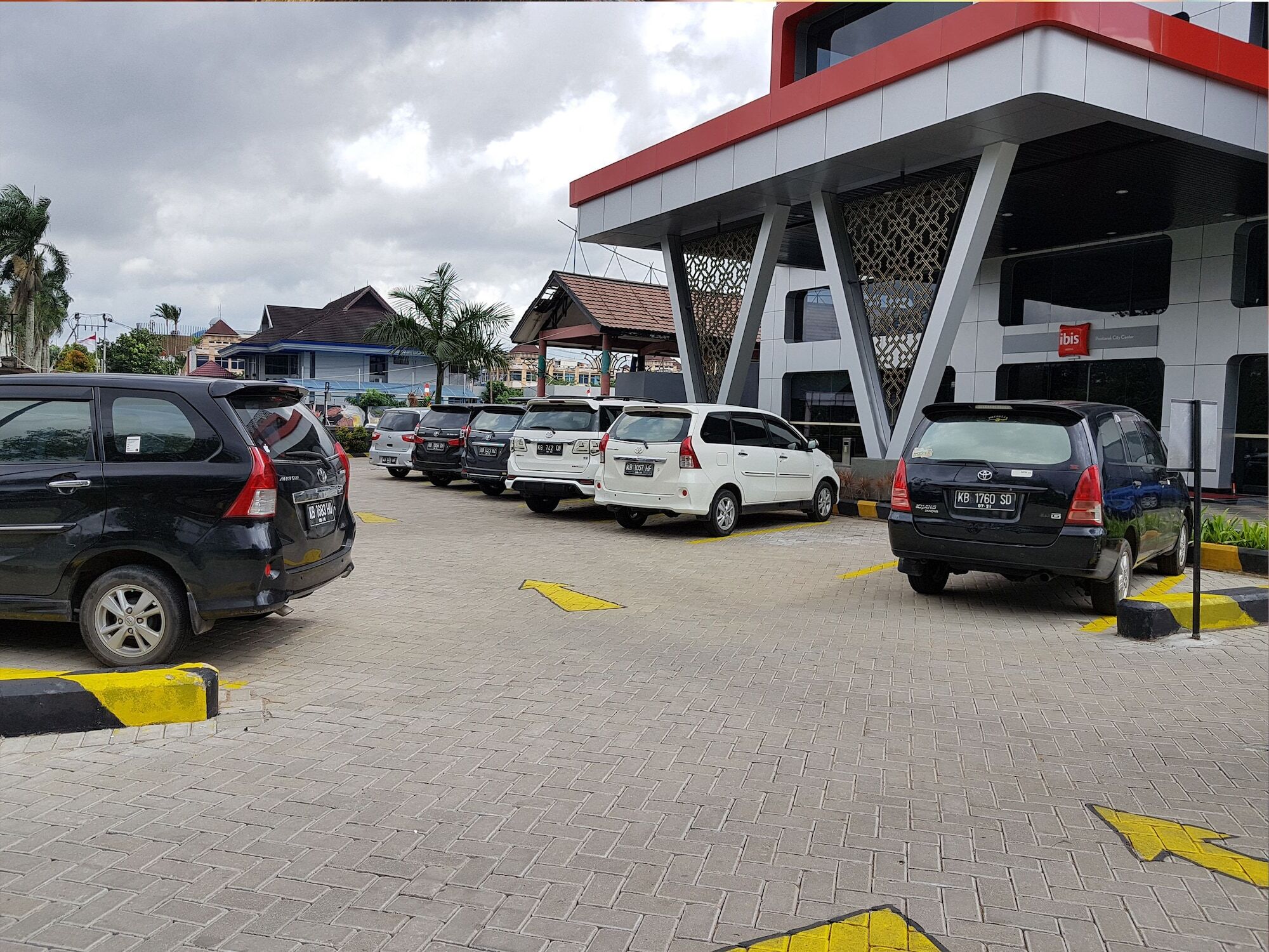 Ibis Pontianak City Center מראה חיצוני תמונה